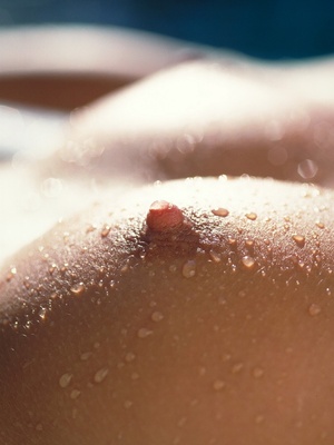 Monique Alexander posa desnuda en una piscina